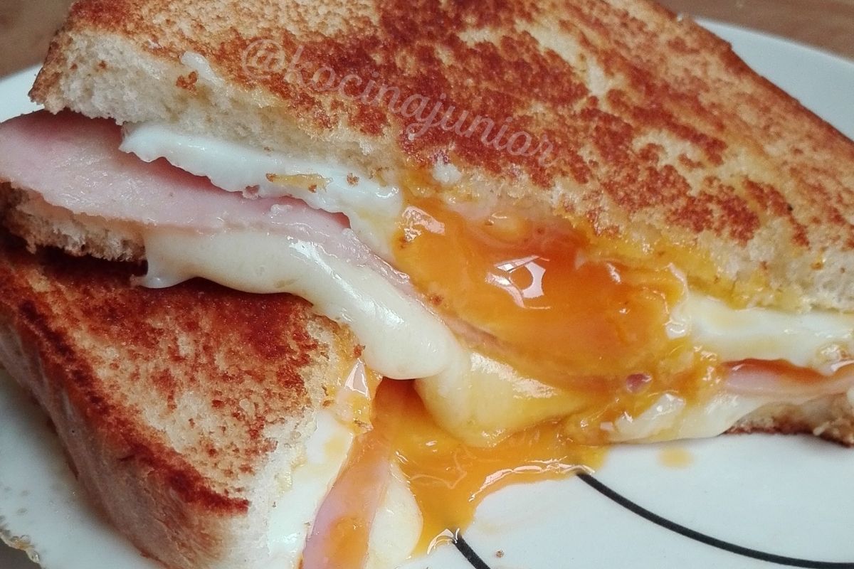 Sándwich de queso, jamón y huevo frito